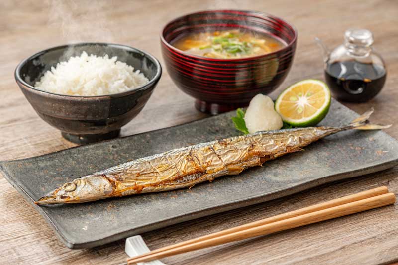 ごはんと味噌汁とさんまに、大根おろしと柑橘、醤油びんの画像