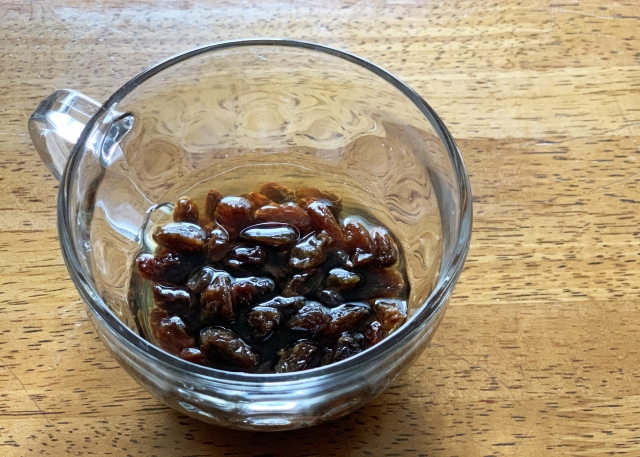 透明な器に入ったラムレーズン画像