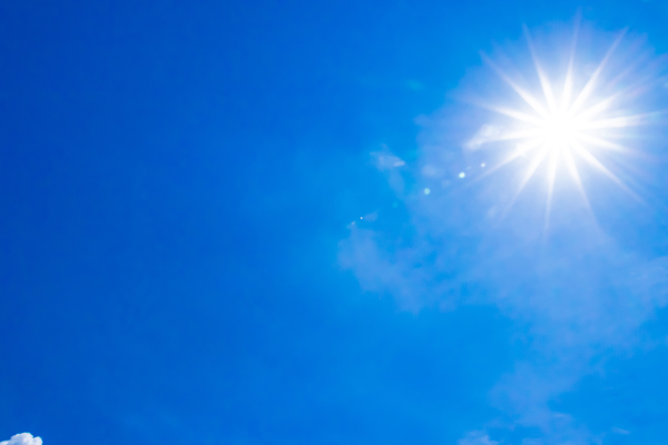 真夏の真っ青な空に光る太陽の陽ざし