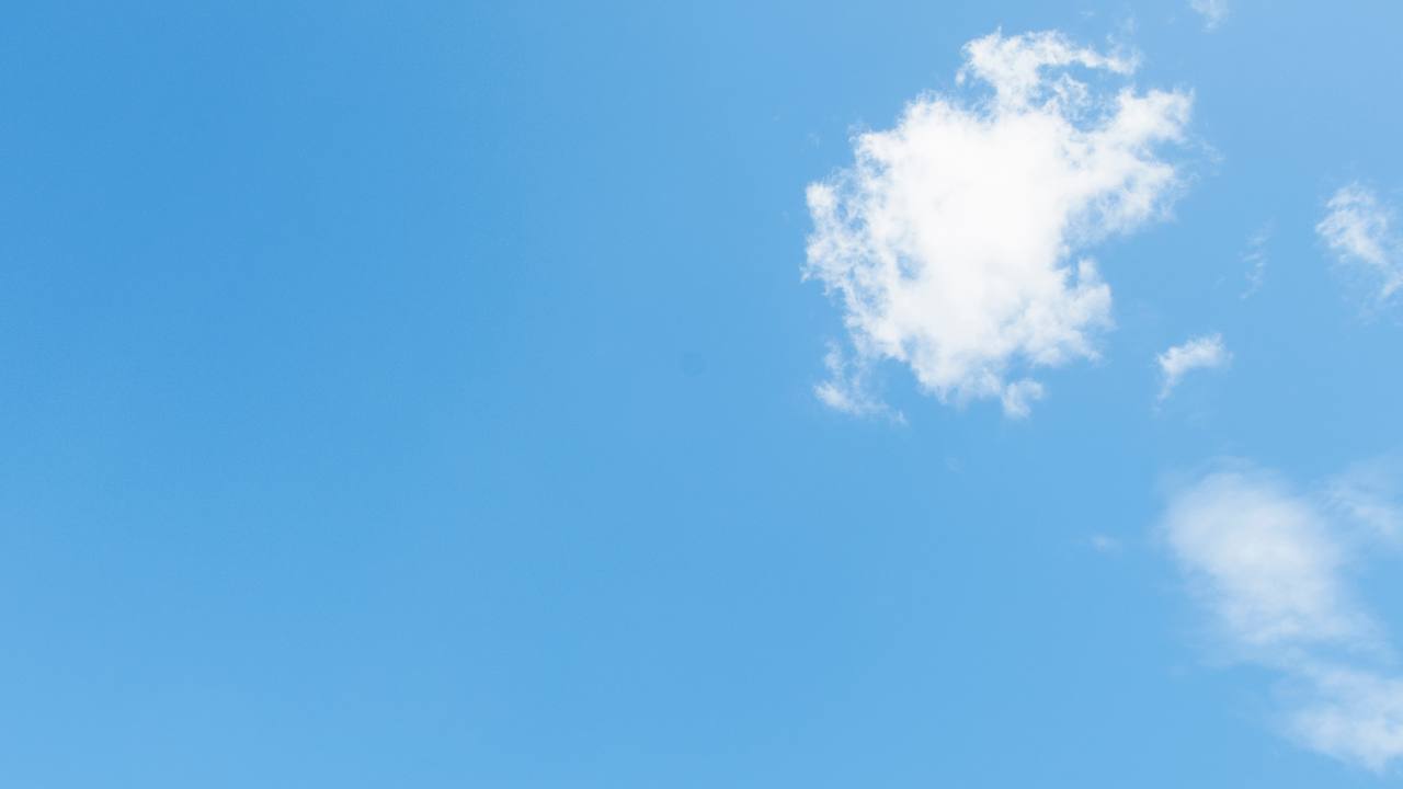 晴れた青空に浮かぶ白いわた雲の写真